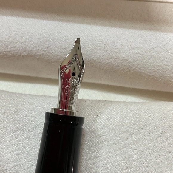 Montblanc BOHEME  14K 4810 585 Black Fountain Pen - Picture 10 of 16